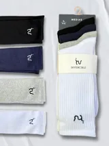 Pack de cuatro pares de medias deportivas de algodón, de caña media y textura acanalada. Incluye un par negro, uno azul marino, uno gris melange y uno blanco. Todas las medias tienen un pequeño logo bordado en negro en el lateral superior.