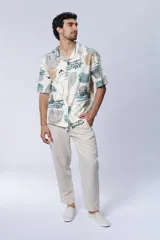 Camisa de manga corta con cuello americano y botones, con estampado abstracto en tonos beige, celeste y negro.