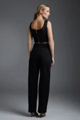 Pantalón de jean negro de corte recto y tiro alto.