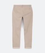 Pantalón de vestir azul marino, de corte recto, con bolsillos laterales y traseros. Se ajusta a la cintura con cinturón de cuero marrón.