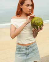 Top color crema con escote off-shoulder y frunce en el centro.