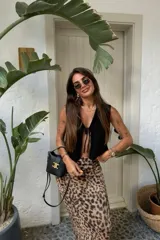 Pollera larga de microtul con estampado animal print de leopardo.