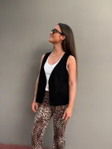 Chaleco negro de cuero con corte clásico y solapas.