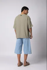 Remera negra de tejido tipo lino, corte holgado y cuello redondo. Sin estampas ni bordados.