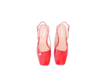Zapato slingback color rojo charol, con punta cuadrada, escote en V y pulsera trasera con elástico. Taco bajo cuadrado forrado en cuero.