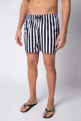 Short de baño para hombre con cintura elástica y cordón ajustable. Presenta un estampado de rayas verticales anchas en color verde oscuro y blanco. Incluye bolsillos laterales y un pequeño parche con logo en el bajo.