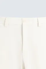 Pantalón chino de vestir negro, corte slim fit, con bolsillos laterales y traseros. Cierre frontal con cremallera y botón.