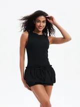Minivestido negro con escote redondo y cierre frontal con cremallera. Presenta corte ajustado en el torso y falda corta abullonada con cordón ajustable en la cintura.