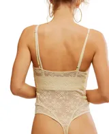 Body blanco de encaje con escote en V y tirantes finos ajustables. Presenta diseño transparente en la zona del torso y detalle de busto con base.