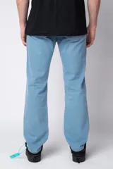 Pantalón jean celeste de corte recto y estilo relaxed fit, con roturas y detalles desgastados. Confeccionado en denim resistente.