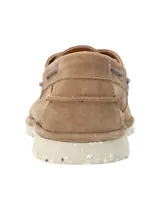 Mocasín beige de cuero con cordones y suela blanca.