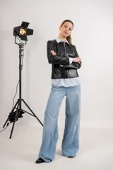 Chaqueta de cuero color rojo, con cierre frontal y mangas 3/4 con botón.