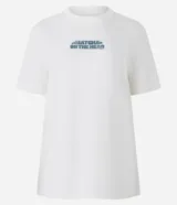 Remera blanca de algodón con cuello redondo y mangas cortas. Estampa frontal con la frase "Matcha on the head".