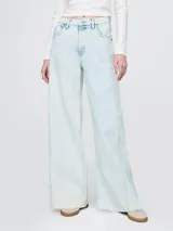 Pantalón de jean celeste claro, de tiro alto y corte wide leg.