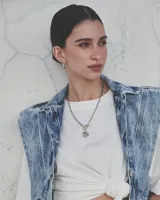 Set de aros plateados de diferentes tamaños y diseños irregulares.