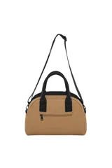 Cartera Las Oreiro color marrón, con asas y correa de hombro ajustables en color negro. Presenta un diseño acolchado con costuras verticales y un bolsillo frontal con cierre.