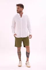 Bermuda de lino color beige, corte recto, con bolsillos laterales y traseros.