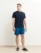 Short de baño azul con cintura elástica y cordón ajustable.