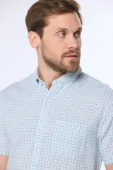 Camisa de lino a cuadros de manga corta, modelo slim con bolsillo.