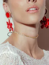 Gargantilla choker con tira de strass plateado y tiento de cuero negro para atar.