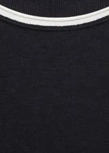 Camiseta de manga corta, cuello redondo y diseño recto, color azul marino, con ribetes blancos en cuello y mangas.