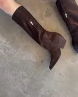 Bota alta de gamuza color marrón, con taco de madera y punta fina.