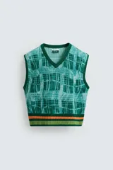 Chaleco cropped de punto con cuello en V, estampado a cuadros en tonos verde y celeste, y ribete inferior a rayas horizontales en verde y naranja.