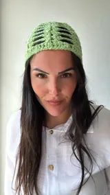 Gorro de crochet color verde manzana con diseño calado.