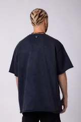 Remera marrón de algodón rústico con corte oversize, mangas cortas y costuras al corte.