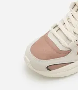 Championes jogging color rosa y blanco, con cordones y suela gruesa.
