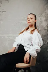 Camisa blanca de algodón con mangas largas abullonadas y puños elásticos.
