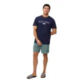 Short de baño Rusty Quijote color verde con cordón ajustable en la cintura y logo de la marca en la pierna derecha.