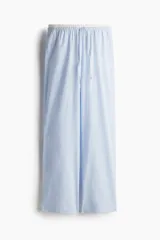 Pantalón de popelina de algodón a rayas celestes y blancas, con cintura elástica, cordón ajustable y bolsillos al bies.