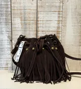 Cartera mini tipo bucket con estampado animal print, cierre con cordón ajustable y correa larga desmontable.