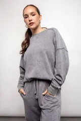 Buzo color marrón con corte suelto y cuello redondo.