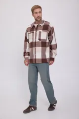 Sobrecamisa Jack & Jones de manga larga con cierre de botones, bolsillos en el pecho y corte relajado. Diseño a cuadros grandes en tonos marrón y beige.