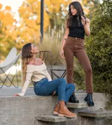 Bota corta negra de cuero vacuno, con cierre lateral YKK, suela de goma sport artesanal, punta cuadrada y caña de 11cm.