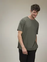 Camiseta de manga corta color azul marino, con cuello redondo y calce holgado.