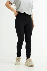 Calza larga negra de algodón y elastano.