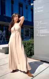 Vestido largo color gris con breteles finos y escote con cordones.