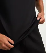 Remera deportiva marrón de corte clásico, cuello redondo y mangas cortas. Confeccionada en tejido de poliéster y modal con tecnología Dry, que facilita la transpiración. Presenta un pequeño estampado con lettering en el pecho.