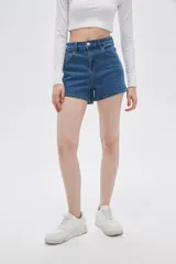 Short de jean azul de tiro alto, corte recto y ruedo desflecado.