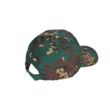 Gorra Adidas con estampado de camuflaje en tonos verde, marrón y beige. Logo de Adidas bordado en verde en el frente.