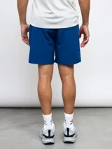Short deportivo azul de entrenamiento, con pretina en contraste y logo de la marca en la pierna.