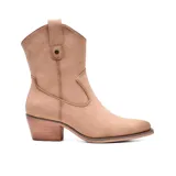 Bota texana color piel con caña media, puntera fina y taco bajo de madera. Presenta un diseño clásico con detalles de costuras y tirador lateral.