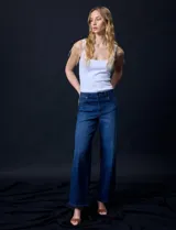 Pantalón de jean azul de tiro alto y pierna ancha, marca Djeans. Tiene pretina con pasadores, botón y cierre. Cuenta con bolsillos delanteros y traseros.