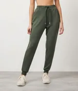 Pantalón jogger deportivo color verde militar, con cintura elástica, cordón ajustable y bolsillos laterales. Confeccionado en modal, con puños ajustados.