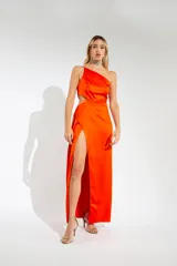 Vestido largo de fiesta color naranja, de un solo hombro, con abertura en la falda y corte en la cintura.