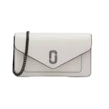 Cartera bandolera Marc Jacobs modelo The Longshot Chain Wallet, color blanco, con logo de la marca en el frente y correa de cadena extraíble. Cuenta con funda para billetes, ocho ranuras para tarjetas y dos bolsillos deslizantes.