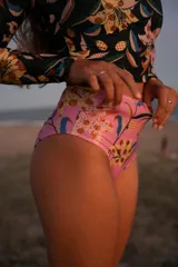 Bombacha de bikini tiro alto con estampado de flores y hojas en tonos rosa, amarillo, naranja, verde y azul.